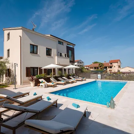 Extravagantes Nur 100 Meter Zum Mit Salzwasserpool Und Jacuzzi