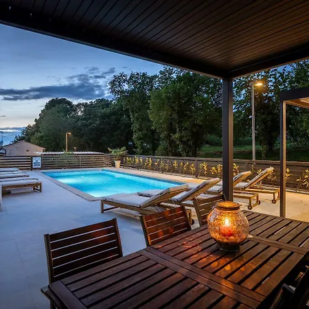 Extravagantes Nur 100 Meter Zum Mit Salzwasserpool Und Jacuzzi