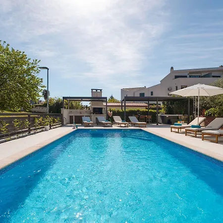 Extravagantes Nur 100 Meter Zum Mit Salzwasserpool Und Jacuzzi