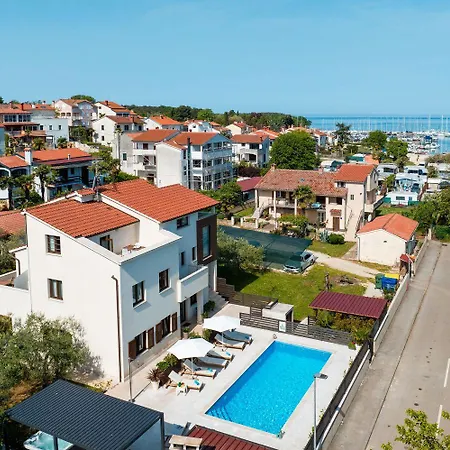 Apartment Extravagantes Nur 100 Meter Zum Mit Salzwasserpool Und Jacuzzi Funtana