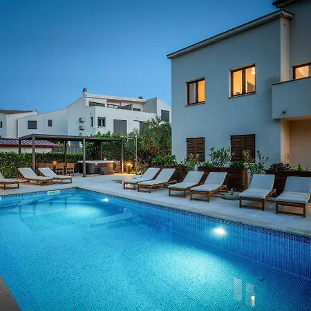 Extravagantes Nur 100 Meter Zum Mit Salzwasserpool Und Jacuzzi *