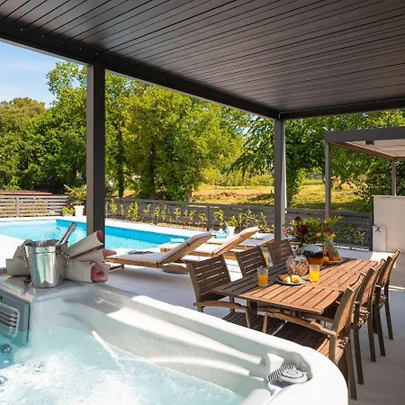Extravagantes Nur 100 Meter Zum Mit Salzwasserpool Und Jacuzzi Апартаменты *
